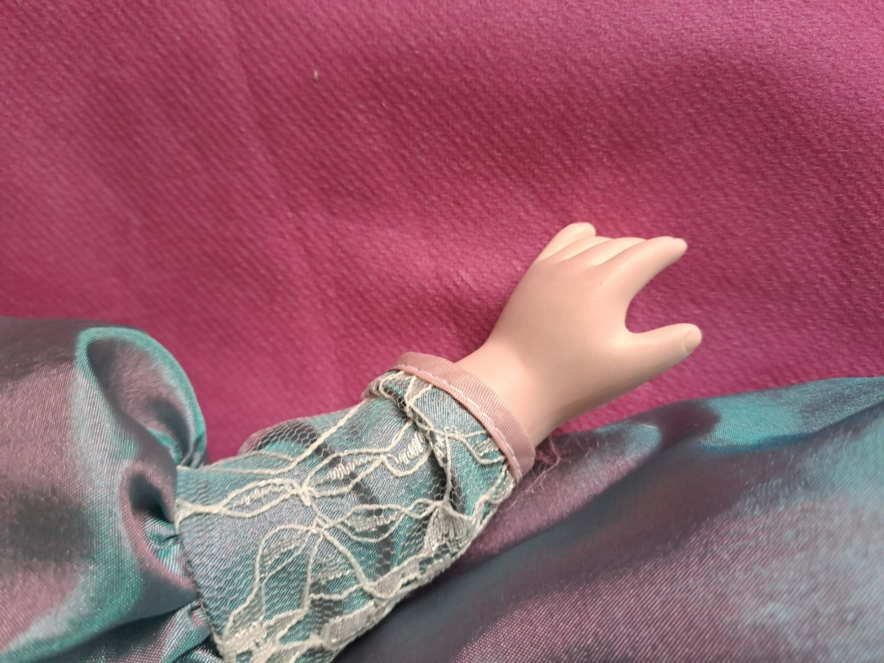 Puppen: Puppe mit grossem Hut – Gebraucht aus Aadorf von Stampeders 3