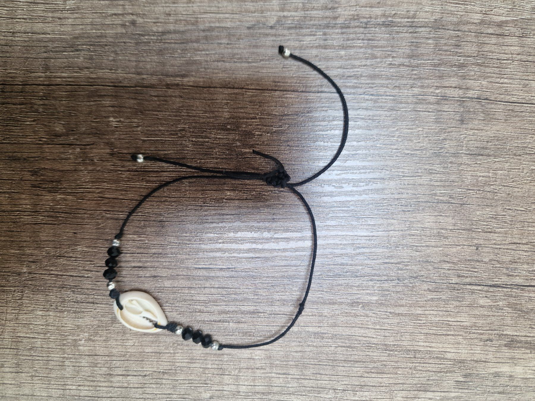 Armbänder & -reifen: Muschel Armband mit schwarzen Perlen – Gebraucht aus Falera von Fudax