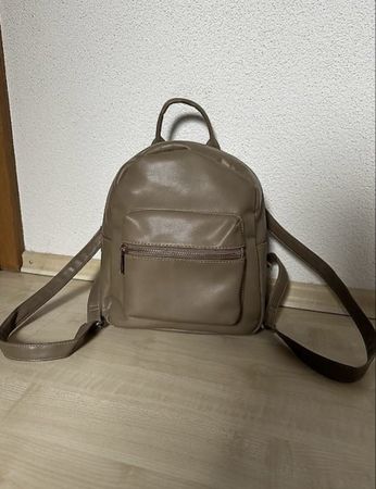 Kleiner Rucksack in Taupe - wie neu!