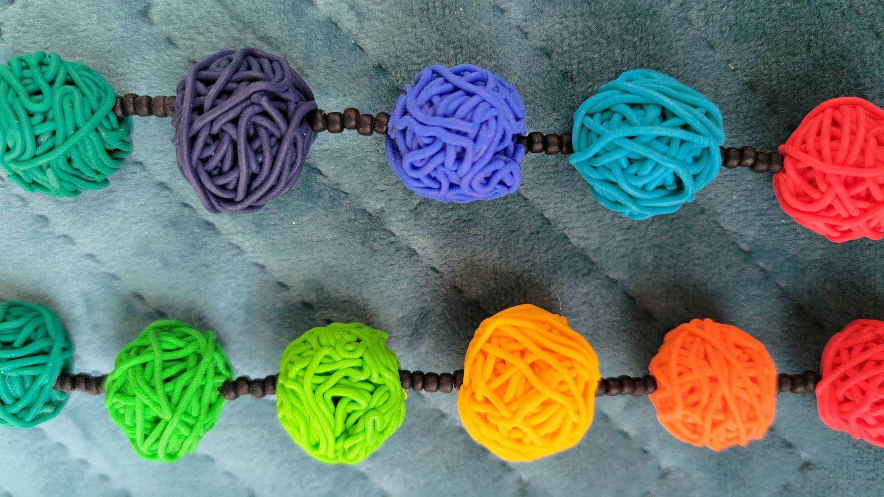 Catenine: Kette mit Fimokugeln, Regenbogenfarben – Usato da Untervaz venduto da Lyraia 4