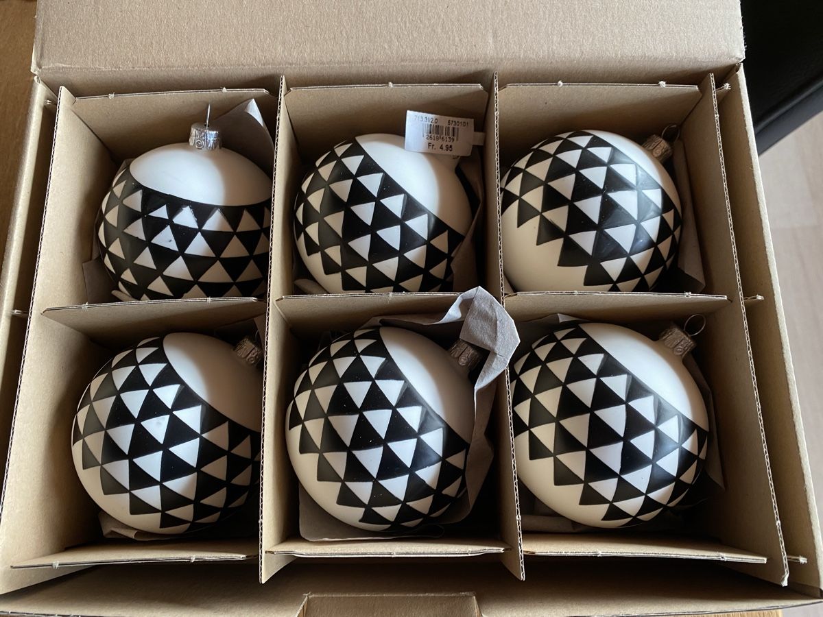 Pfister Tutte le decorazioni: Beige Weihnachtskugeln mit schwarzem Triangel-Muster – Usato da Ottikon venduto da lo99