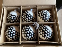 Beige Weihnachtskugeln mit schwarzem Triangel-Muster