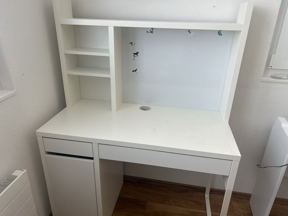 Schreibtische: weisses kinderpult mit einer magnet Wand – Gebraucht aus Uetliburg SG von busle081