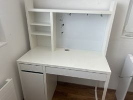 weisses kinderpult mit einer magnet Wand