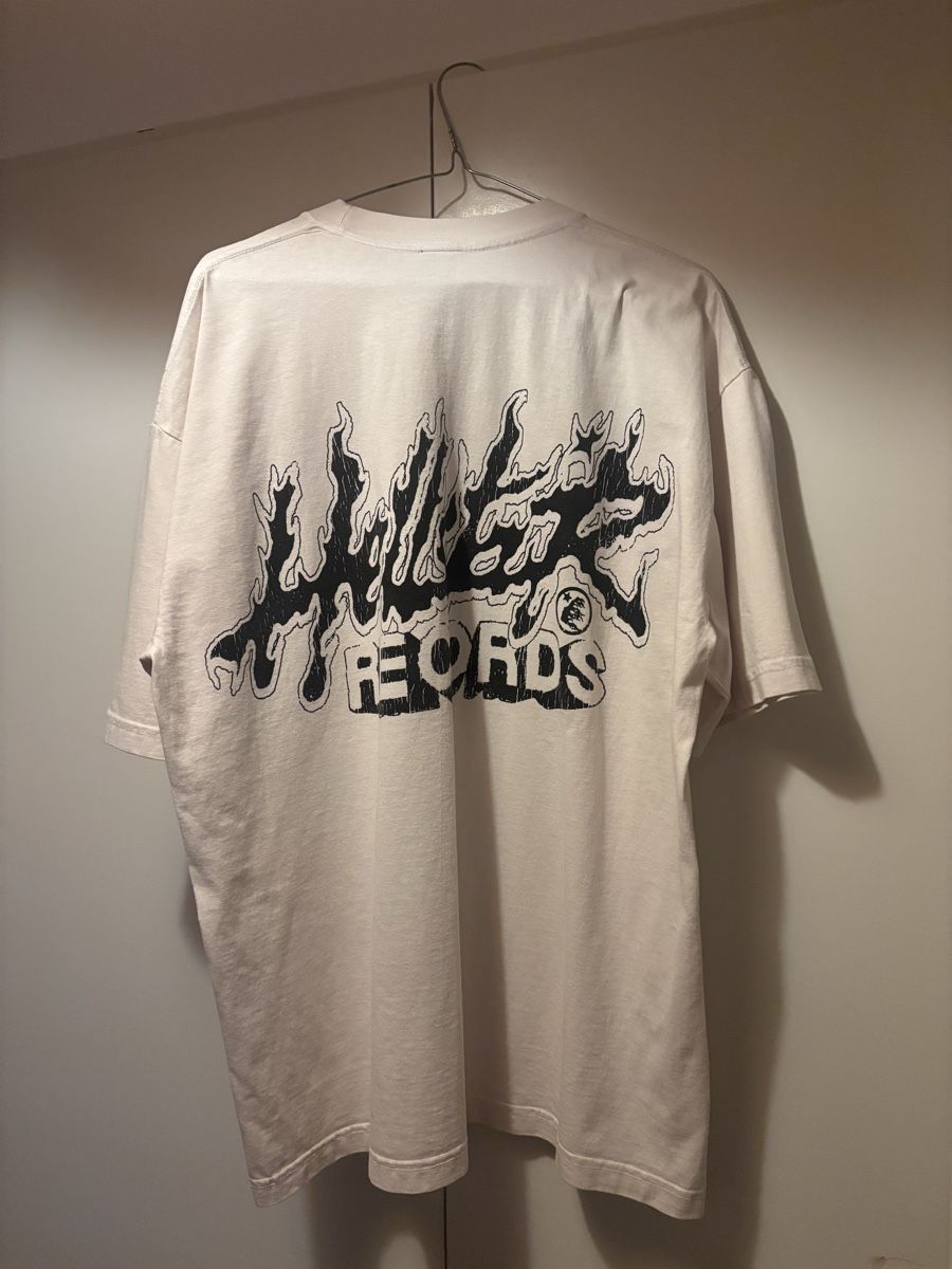 T-Shirts: T-shirt Hellstar blanc cassé – Neu (gemäss Beschreibung) aus Chêne-Bougeries von sor_9rzp 1
