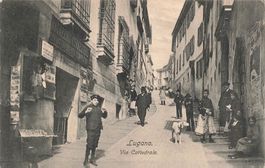 Lugano (TI) Via Cattedrale con abitanti