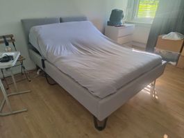 Bett mit motorischen Lattenroste und Matratze