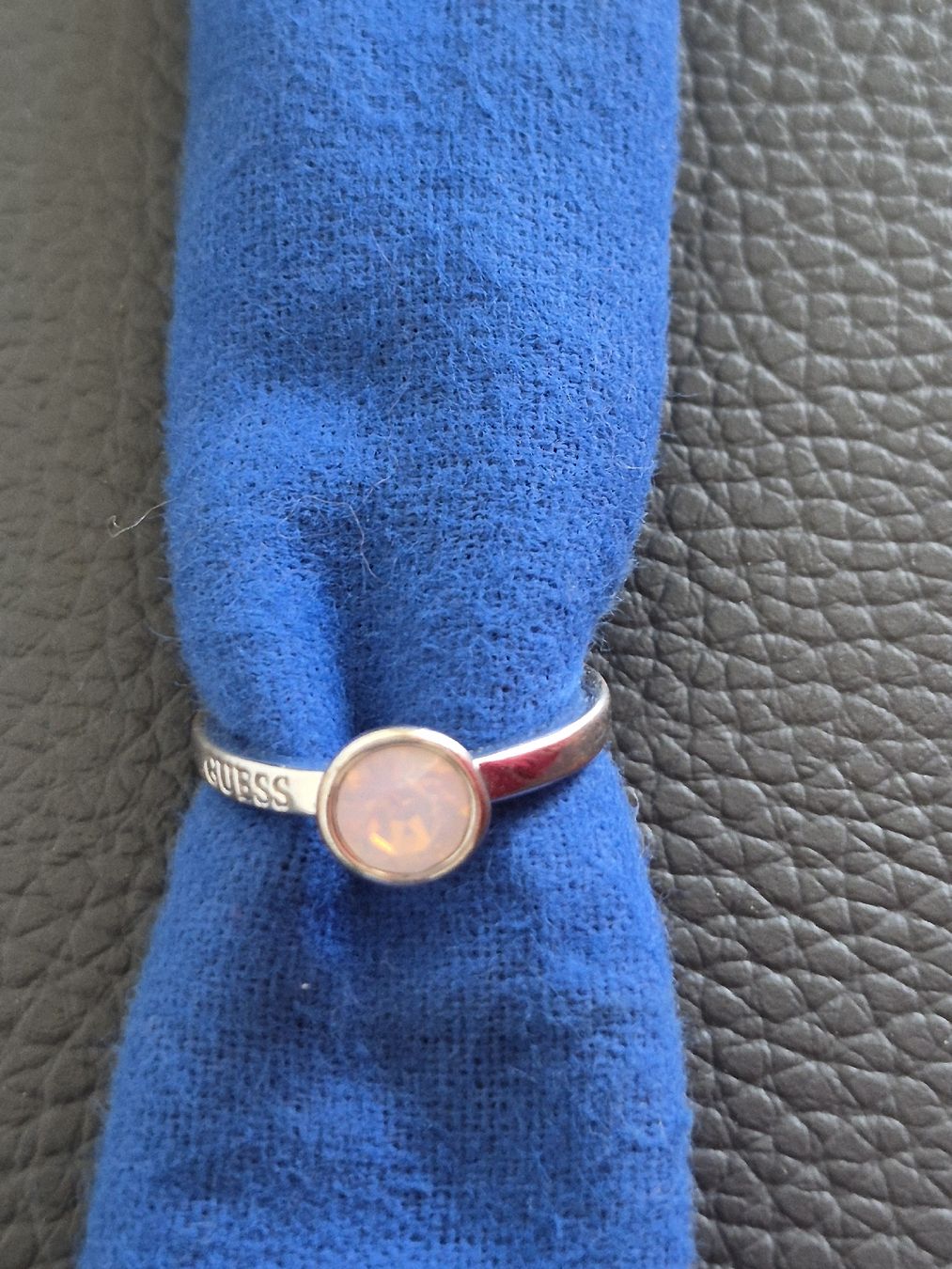 Guess Anelli: GUESS Damenring - rosa Stein  - mit Logo  – Usato da Bern venduto da Rou_rsz5 7