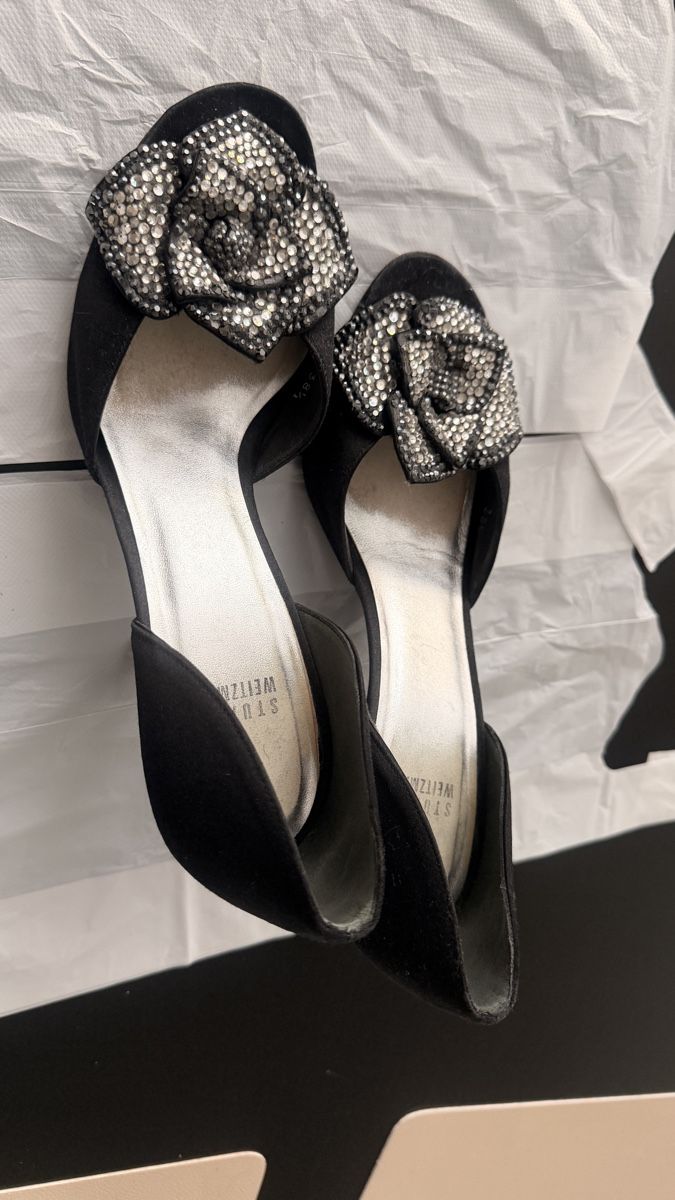Stuart Weitzman Scarpe da donna: Pumps Stuart Weitzman schwarz mit Steinen Grösse 38.5 – Usato da Ibach venduto da Harmony0717