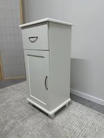 Schmaler Beistellschrank / Nachttisch in Weiss