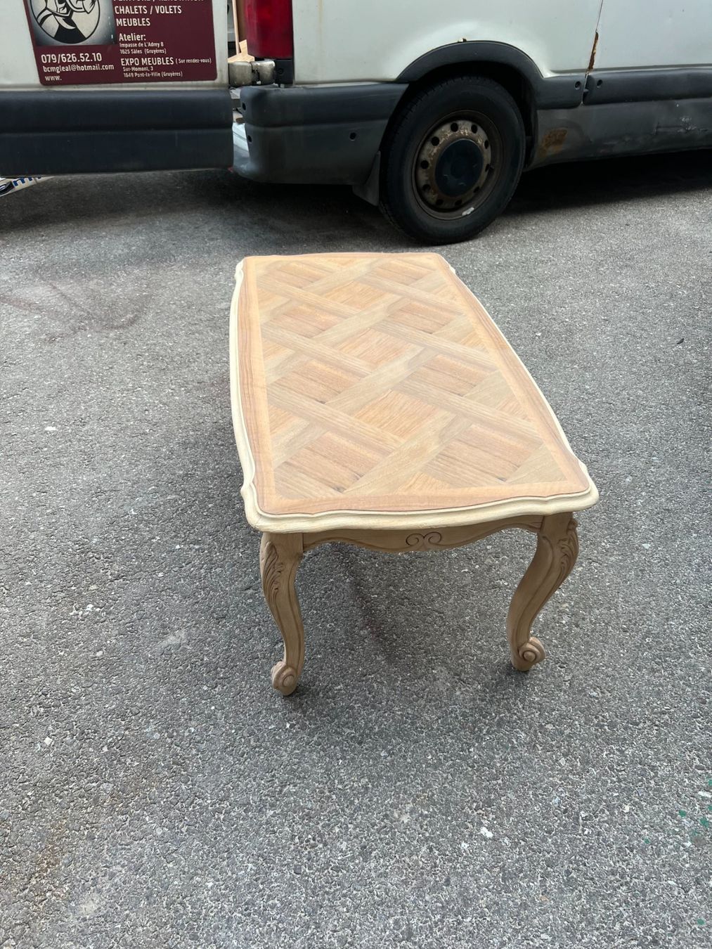 Tavoli: ART 981-J Table basse marquetée sablé – Usato da Pont-La-Ville venduto da BCMGLEAL 1