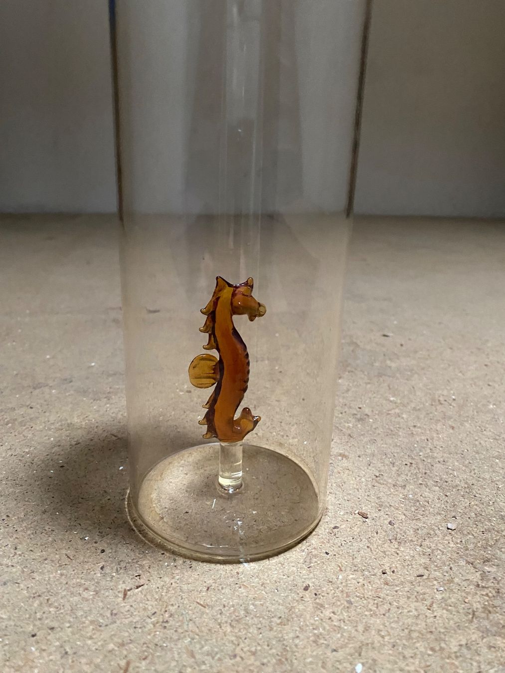 Caraffe: Glasflasche mit Seepferdli-Figur – Usato da Basel venduto da NormaJean01 1