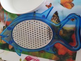 Reibe für Käse in Fischform mit Auffangbehälter