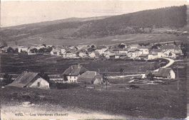 LES VERRIÈRES, vue sur le centre du village depuis l'envers