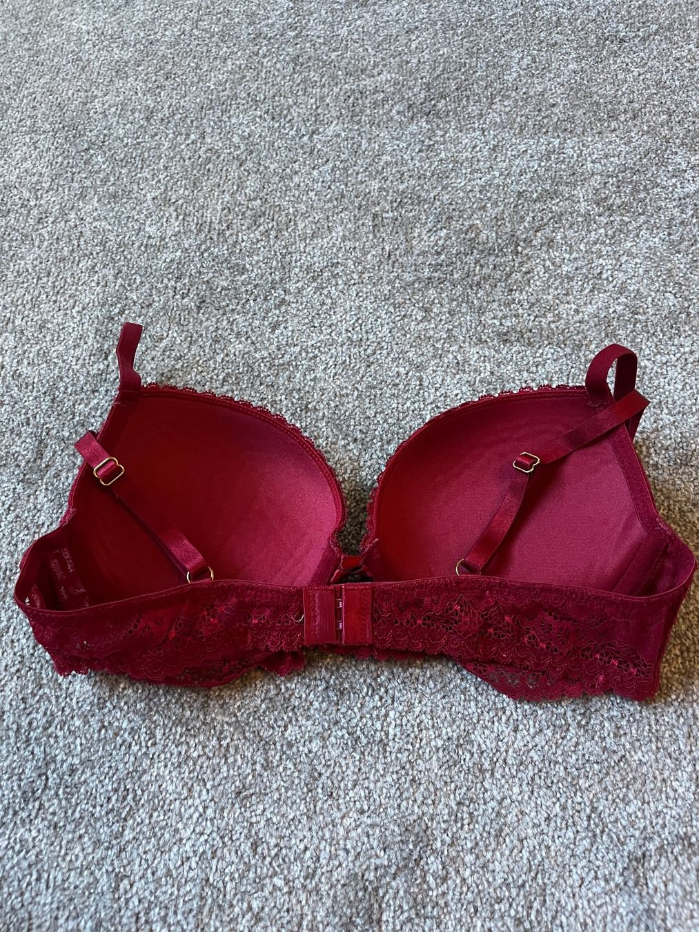 Altra biancheria intima: Bordeaux roter BH mit Spitze, Grösse 85B – Usato da Kriessern venduto da loolah 2