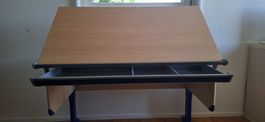 Schreibtisch mit Korpus für Schüler*Innen