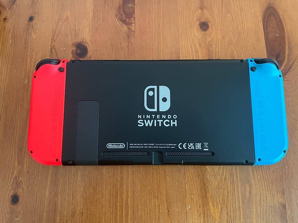 Nintendo Consoles: Nintendo Switch OG + custodia + vetro + grip + gioco – D'occasion à Zürich par DavideBarberi 2