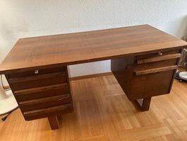 Massiver Schreibtisch Holz mit Schubladen Zustand gebraucht