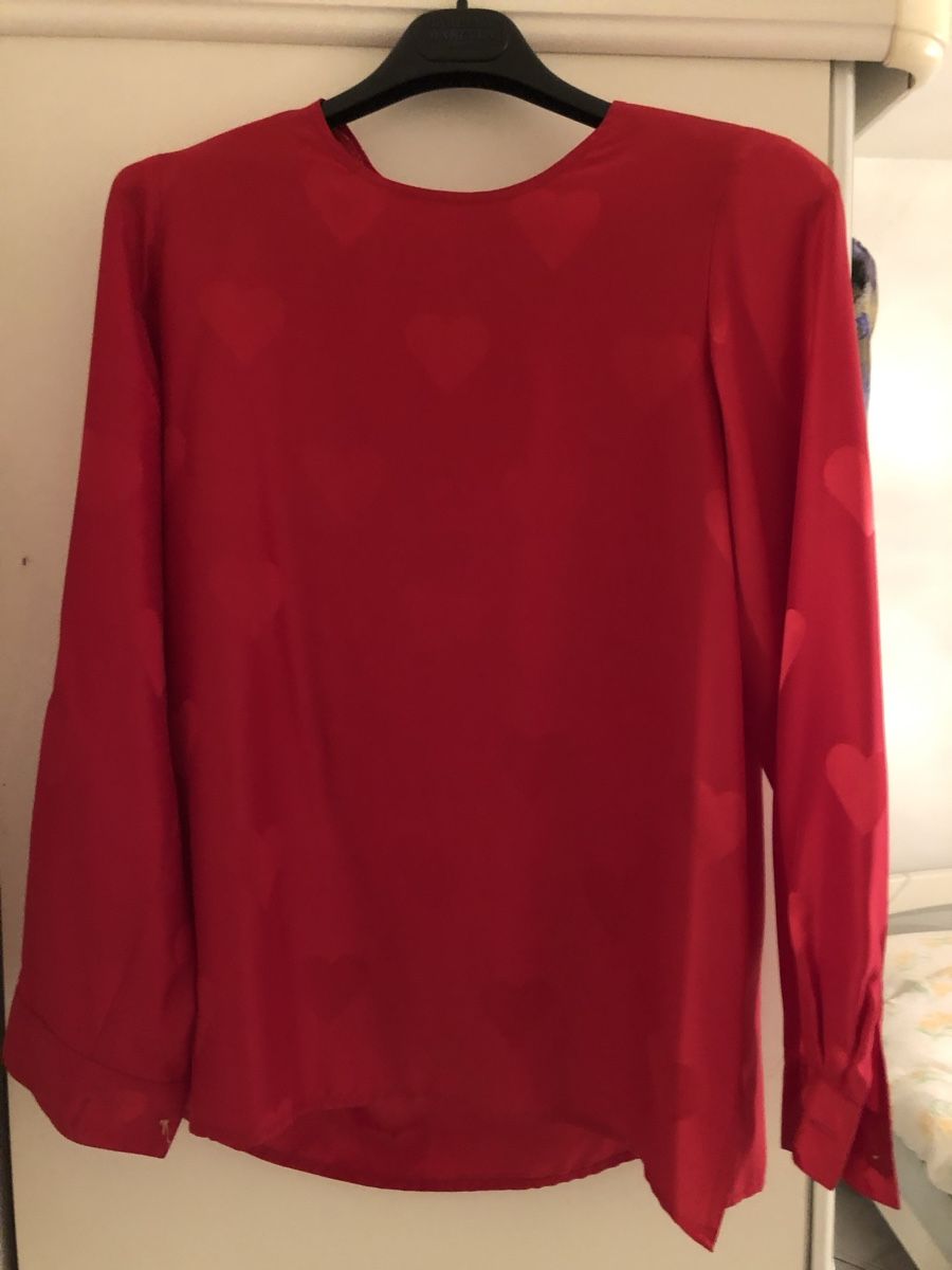 Camicette: Rote Seidenbluse mit eingewobenen Herzen Grösse 36 – Nuovo (secondo la descrizione) da Solothurn venduto da Congela