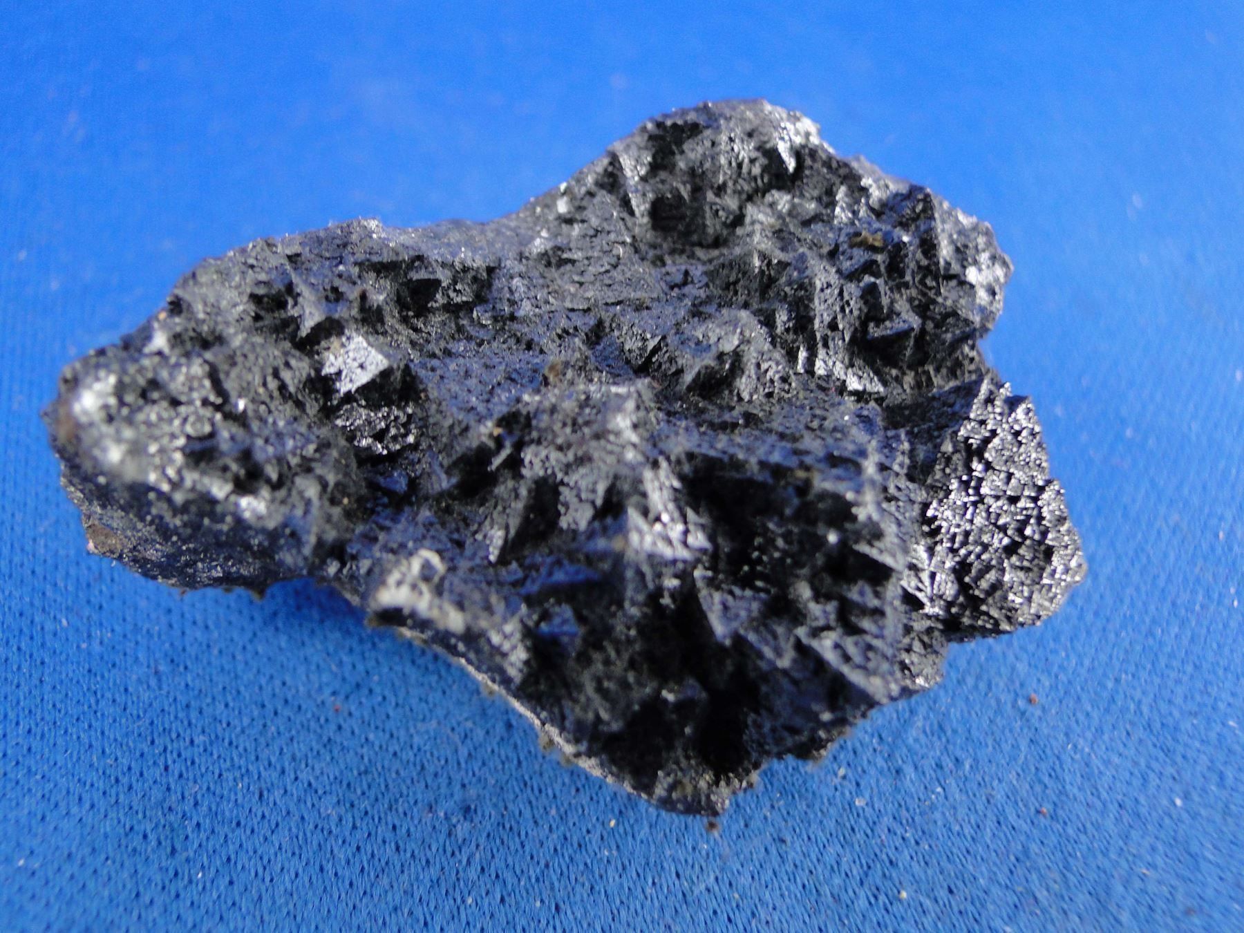 Minerali & Pietre curative: Hausmanit – Usato da Schinznach Bad venduto da Demerald 1