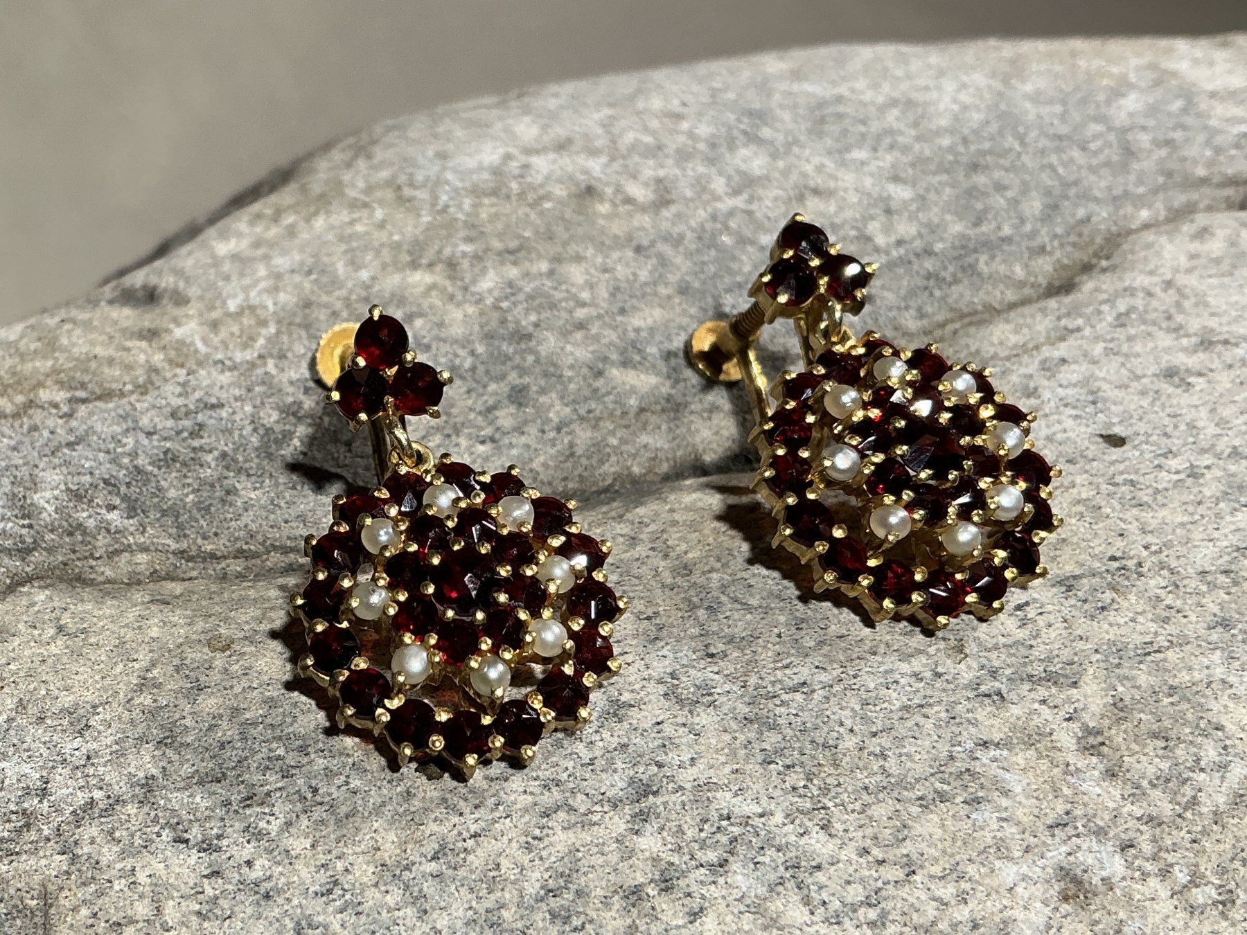 Orecchini pendenti & Orecchini a lobo: BÖHMISCHER GRANATSCHMUCK Ohrclip mit Perlen – Nuovo (secondo la descrizione) da Richterswil venduto da Restwert_Richterswil 1