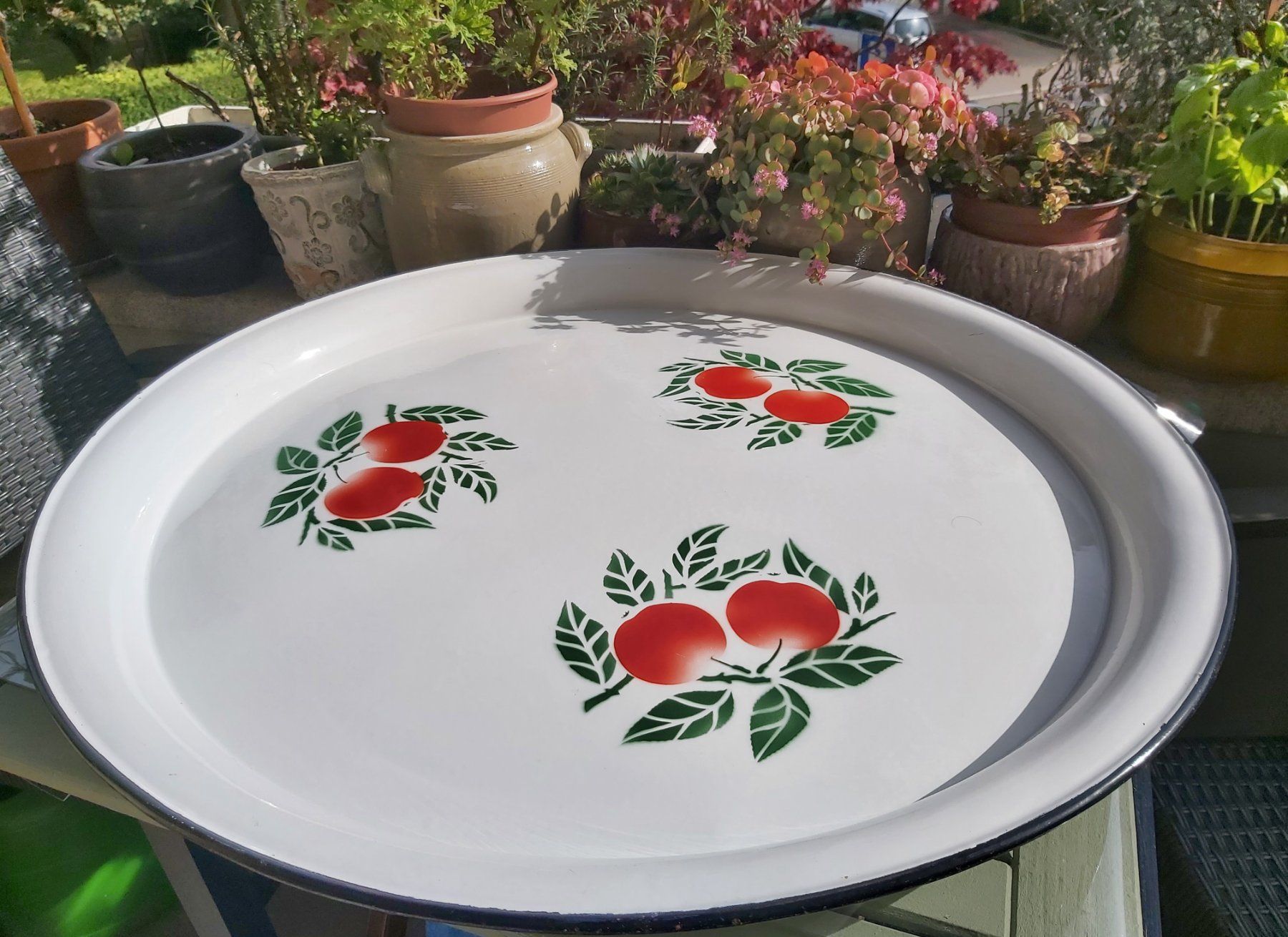 Servierplatten: Vintage Emaille Tablett Serviertablett 70 cm – Gebraucht aus Bern von aronari