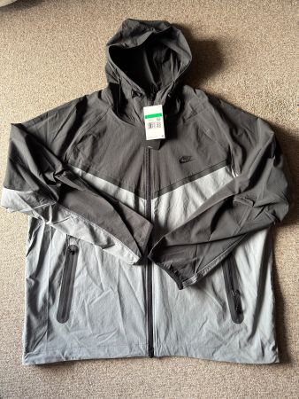 Neuer Nike Sportwear Windbreaker, Herren, Gr. XL, grau
