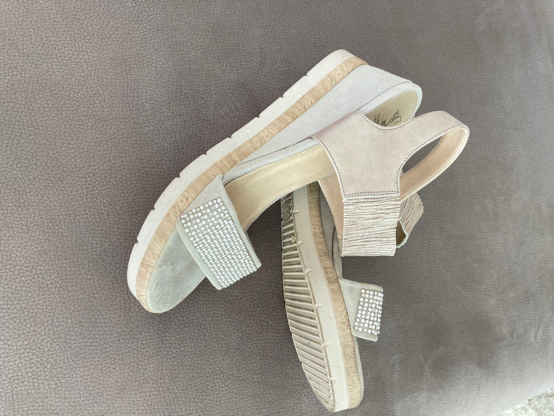 Scarpe da donna: Schuhe Keilabsatz beige Gr. 39, Wildleder – Usato da Glattpark (Opfikon) venduto da Pangie 1