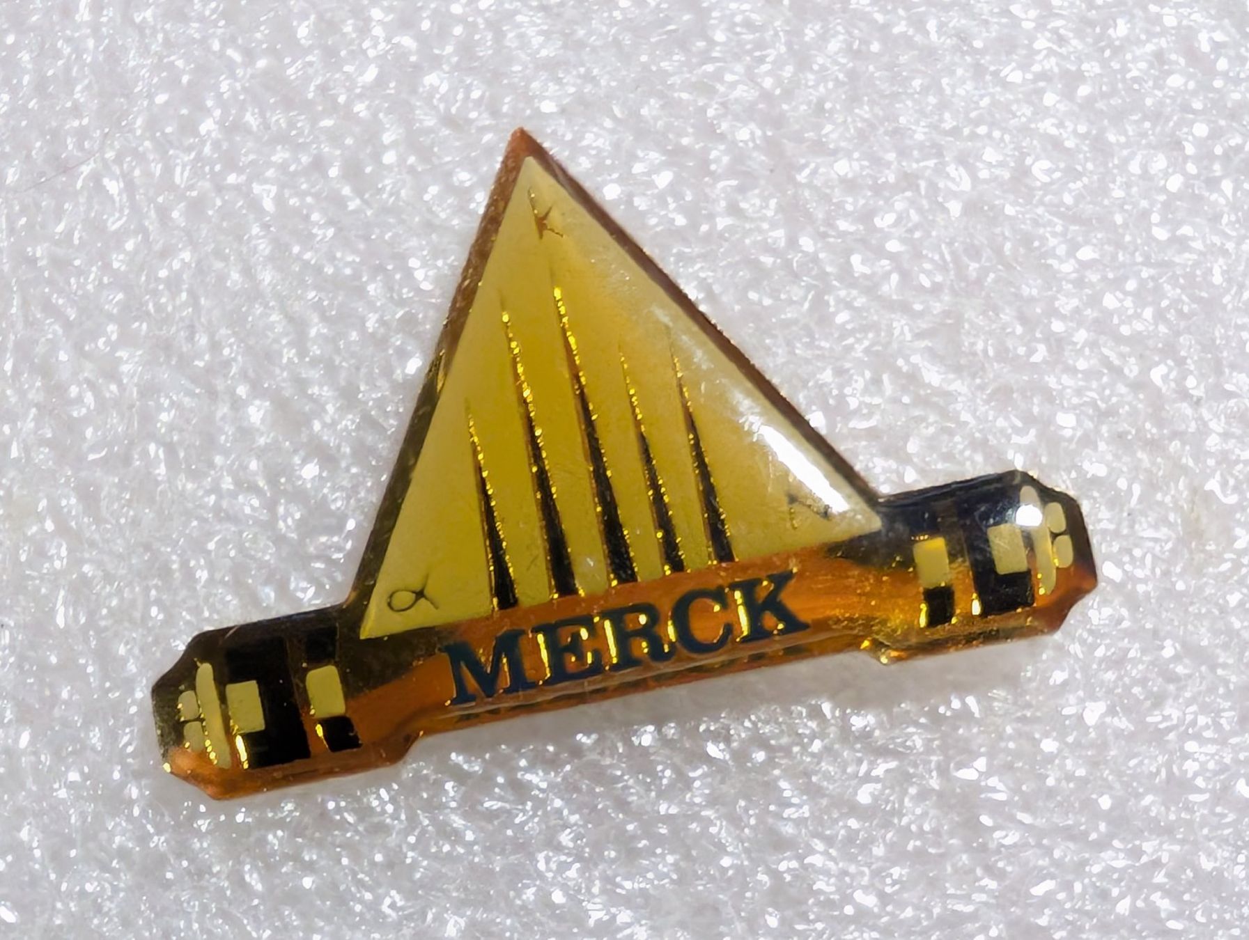 Plaketten & Abzeichen: Ansteckpin 289: Merck – Gebraucht aus Oppligen von Pin-Fall-Shop