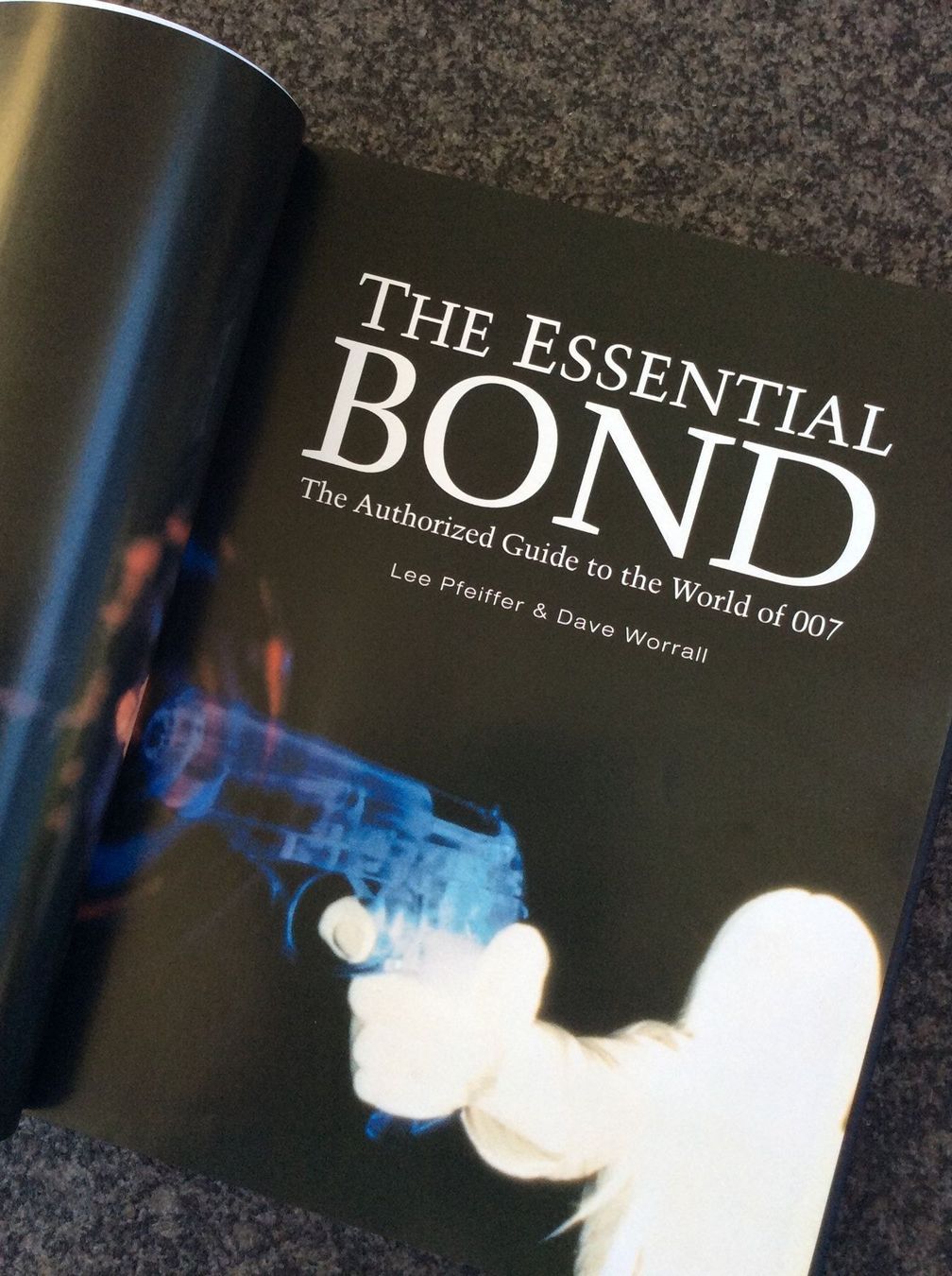 Livres: The Essential Bond mit 2 Originalautogrammen, Buch – D'occasion à Salmsach par aacs65 3