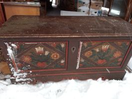 Bahut en bois très ancien