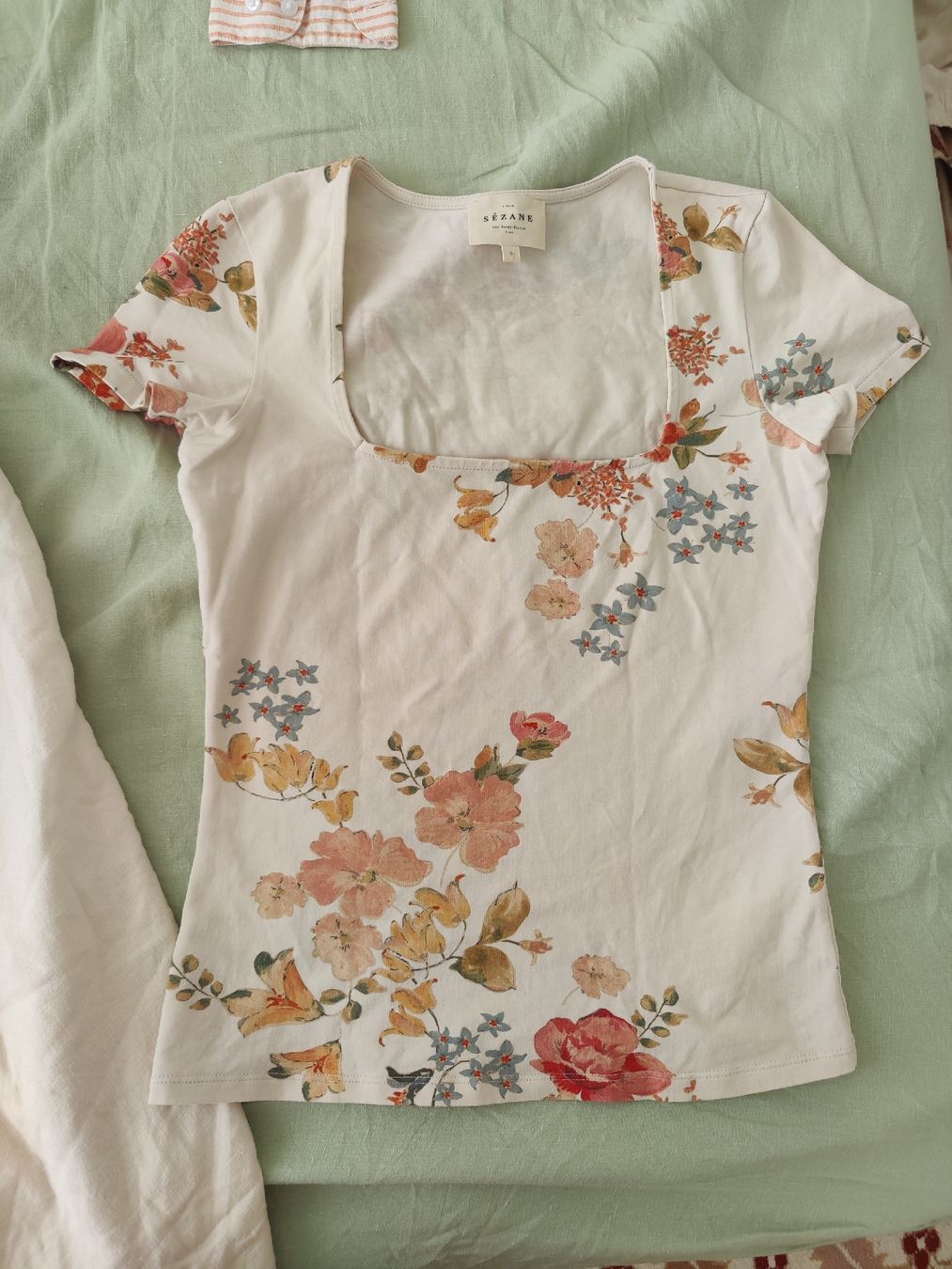 Sezane T-shirts: sezane calvi print tee shirt size S – D'occasion à Horgen par nfo_8dpy