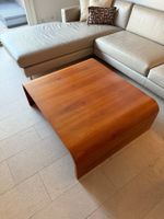 Moderner Couchtisch aus Holz mit geschwungenen Seiten