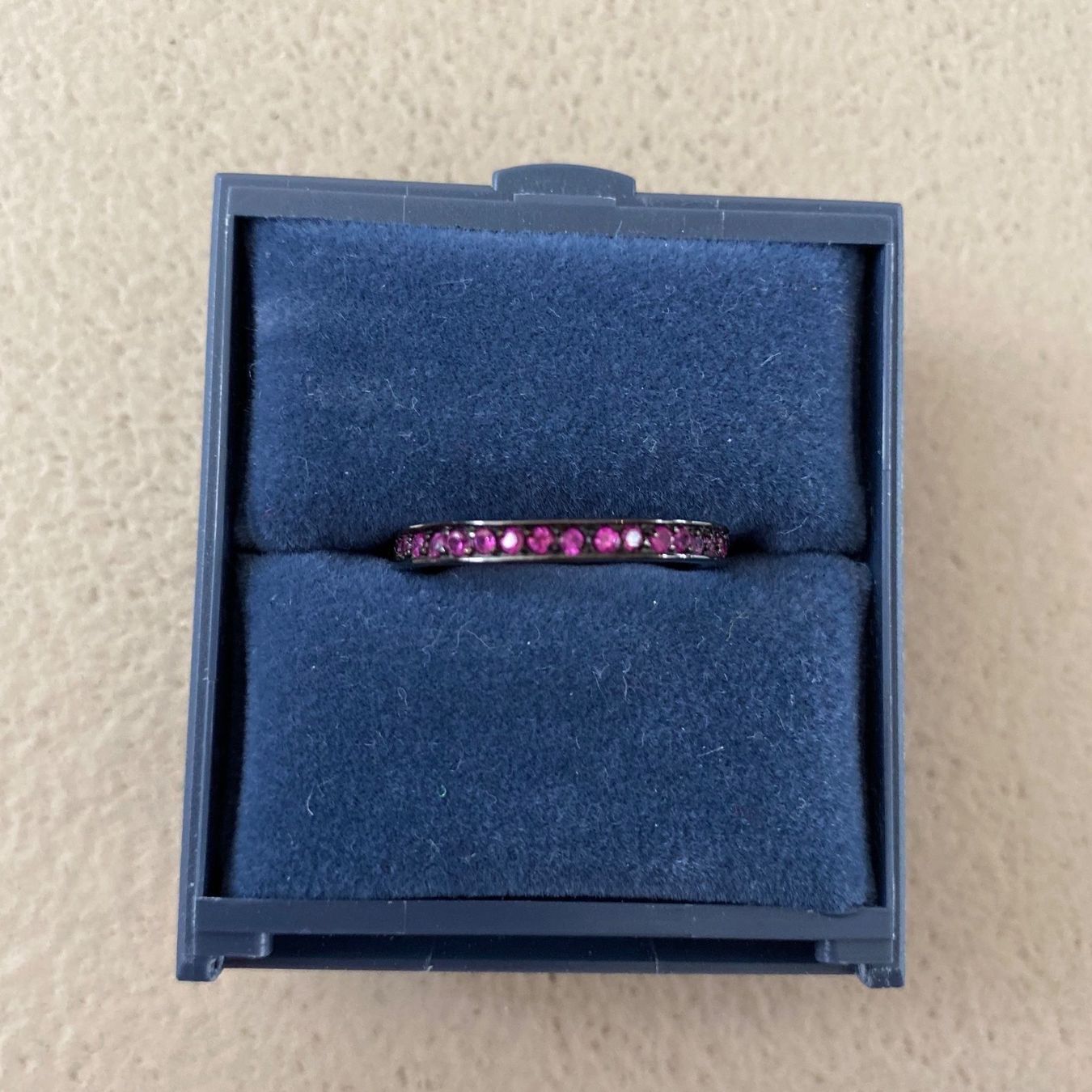 Bagues: schwarzer Silberring mit lila Steinchen – D'occasion à Zürich par ClosetQueen