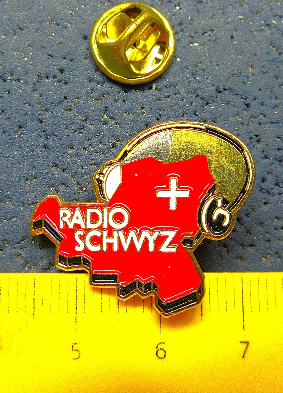 Swiss Placchette & Badge: RADIO SCHWYZ PIN SCHWEIZ – Usato da Ettingen venduto da Hausi4711
