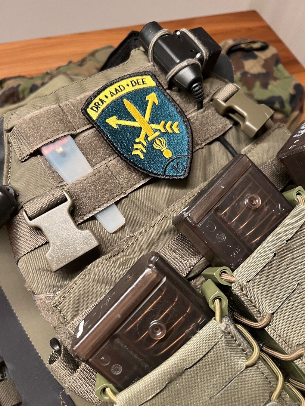 Schweizer Armee Plaketten & Abzeichen: Badge AAD 10 DRA DEE mit Klett *** – Neu und originalverpackt aus Fruthwilen von speex 2