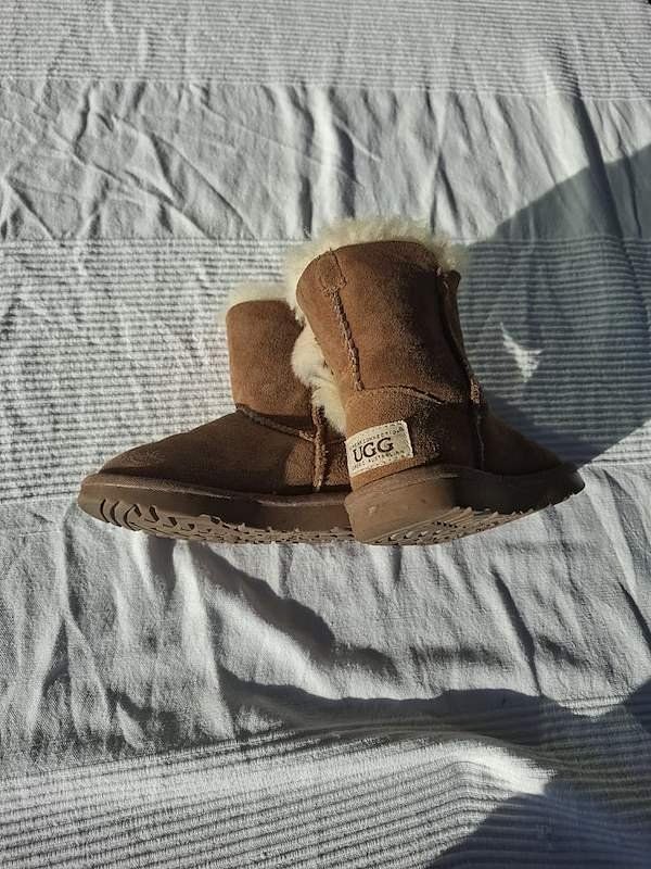 Ugg Scarpe da uomo: wunderschöner UGGS UGG Kinder Schuh EU29 – Usato da Oberaegeri venduto da nilzholgersson