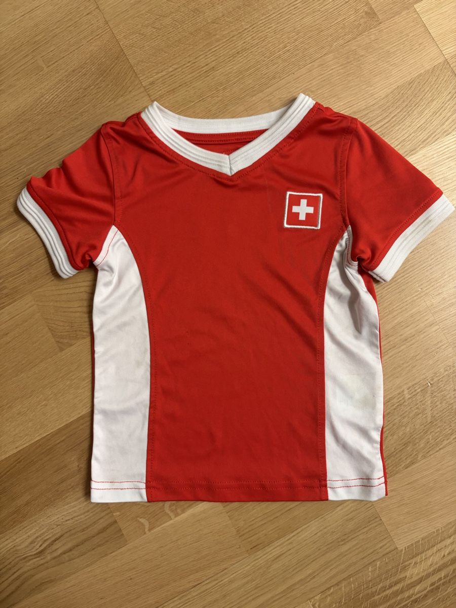 Scarpe, pantaloni & magliette da ginnastica: Schweizer Fantrikot – Usato da Zürich venduto da Wwwiden
