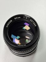NIKKOR 85mm 1:2 Objektiv mit Seriennummer 207559