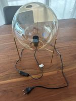 Elegante Glaskugel-Tischlampe, Goldgestell