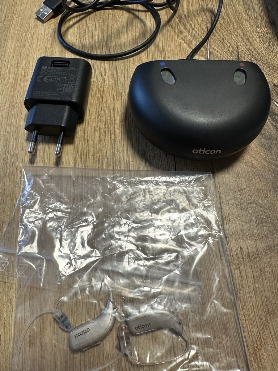 Oticon Attrezzature mediche: Oticon Intent Hearing Aids - Like New, Complete Set! – Nuovo (secondo la descrizione) da Elgg venduto da gha_c8dx 1