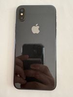iPhone 10 in gutem Zustand mit schwarzer Hülle