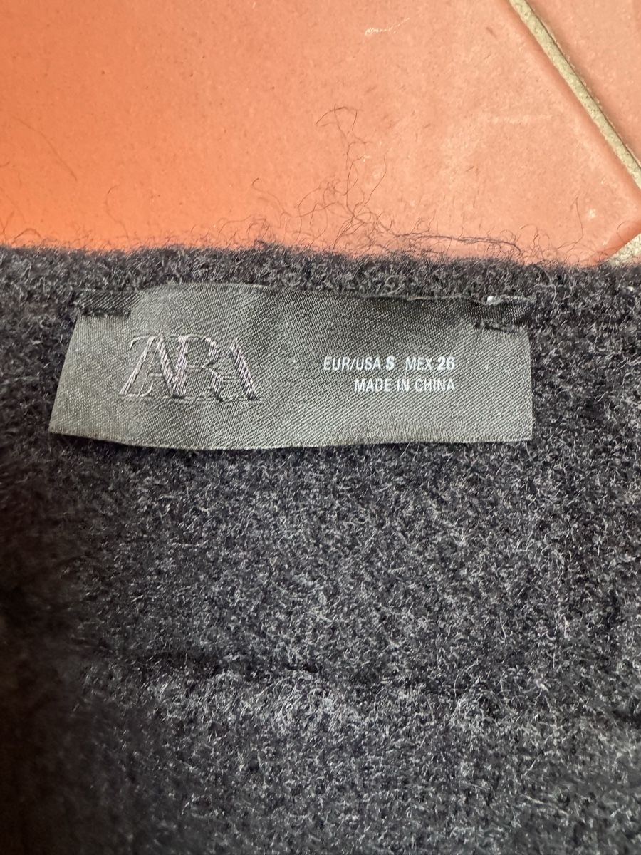 Zara Gilets & Westen: Pull en maille gris avec détail doré Taille S – Neu (gemäss Beschreibung) aus Blonay von Celuna 1
