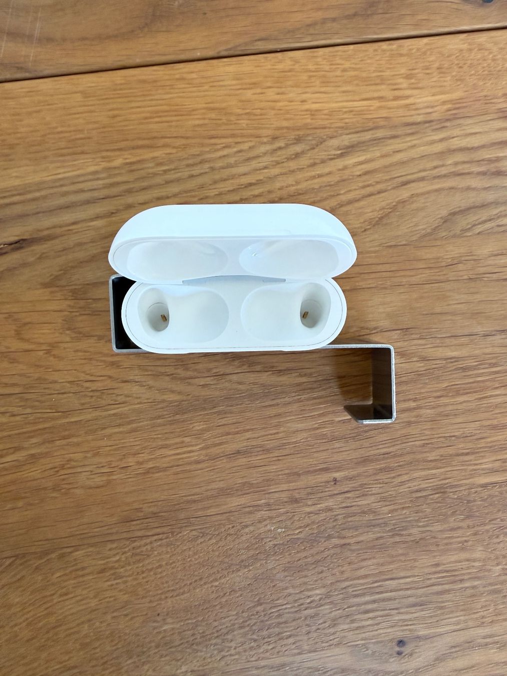Apple Cuffie: APPLE AirPods Pro 1 Charging Case – Usato da Lausanne venduto da Nine1982 1