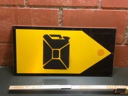 Schweizer Armee Wegweiser Jalon Tankstelle Militärfahrzeug