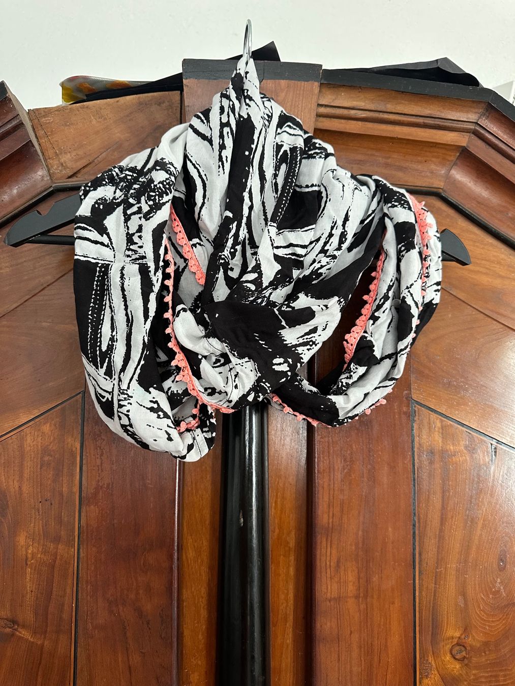 Foulard & Sciarpe: Schlauchschal schwarz-weiss – Usato da Schaan venduto da Hermine2018