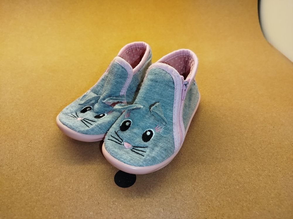 Chaussures garçon: Süessi Finken Hausschuhe mit Hase Gr. 25 Top Zustand! – D'occasion à Oberhofen am Thunersee par jojozurich