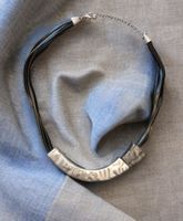 Collana nera e metallo effetto martellato
