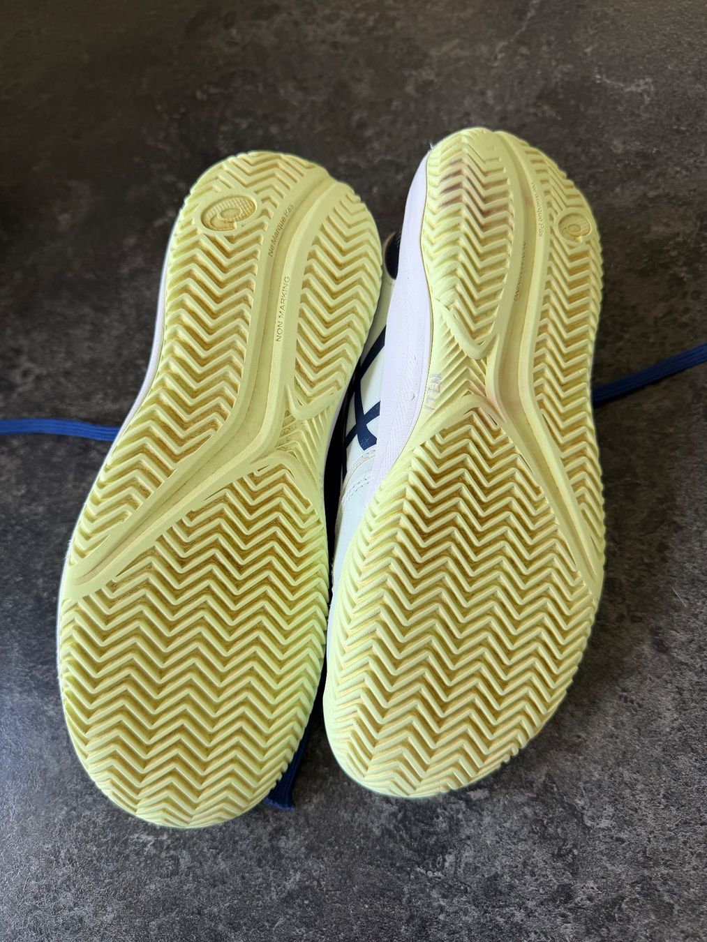 Asics Schuhe für Jungen: Tennisschuhe Sandplatz Gr. 35.5 – Gebraucht aus Lachen SZ von Mavi8808 2