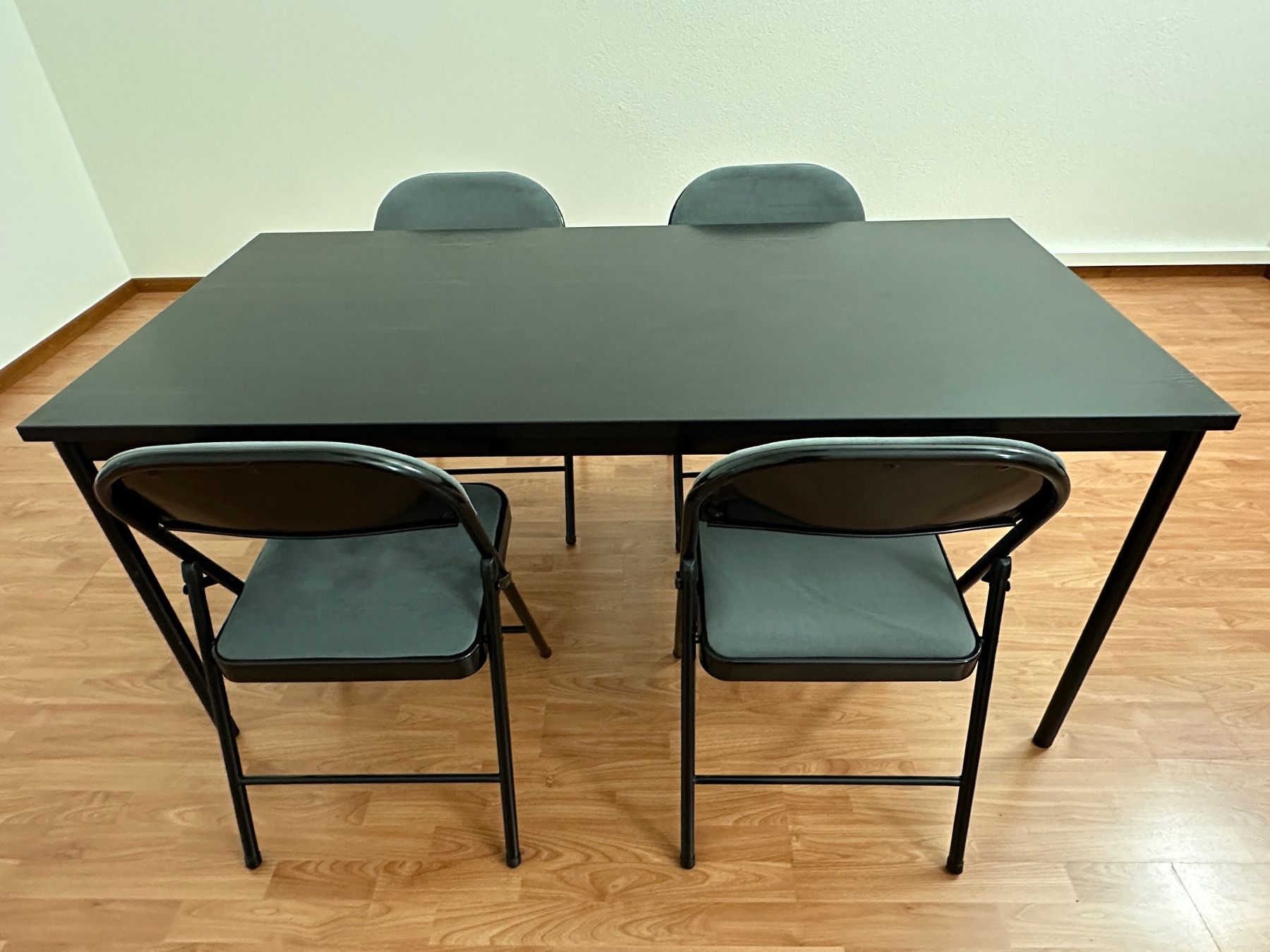 Set di tavolo e panche: Tisch mit 4 Stühlen – Usato da Arisdorf venduto da pinguin71
